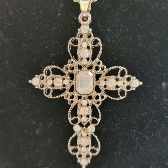 Elegant Cross Pendant Necklace White Color Gems 18" Chain - Picture 7 of 10